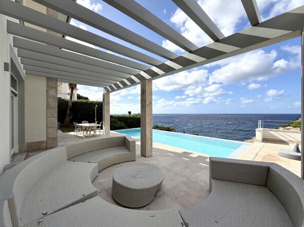Chalet with direct beach access in Andratx — Sea terrace