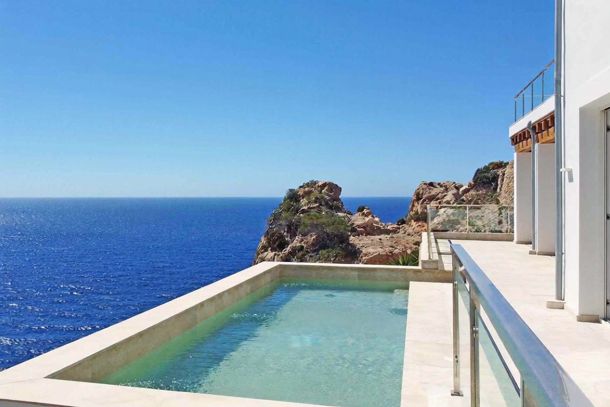 Chalet with direct beach access in Andratx
