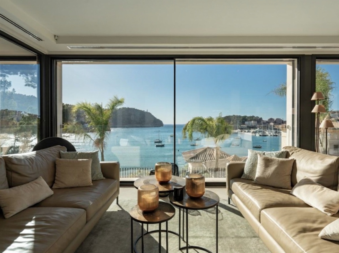 Chalet with direct beach access in Mallorca, Balears (Illes) — Living room