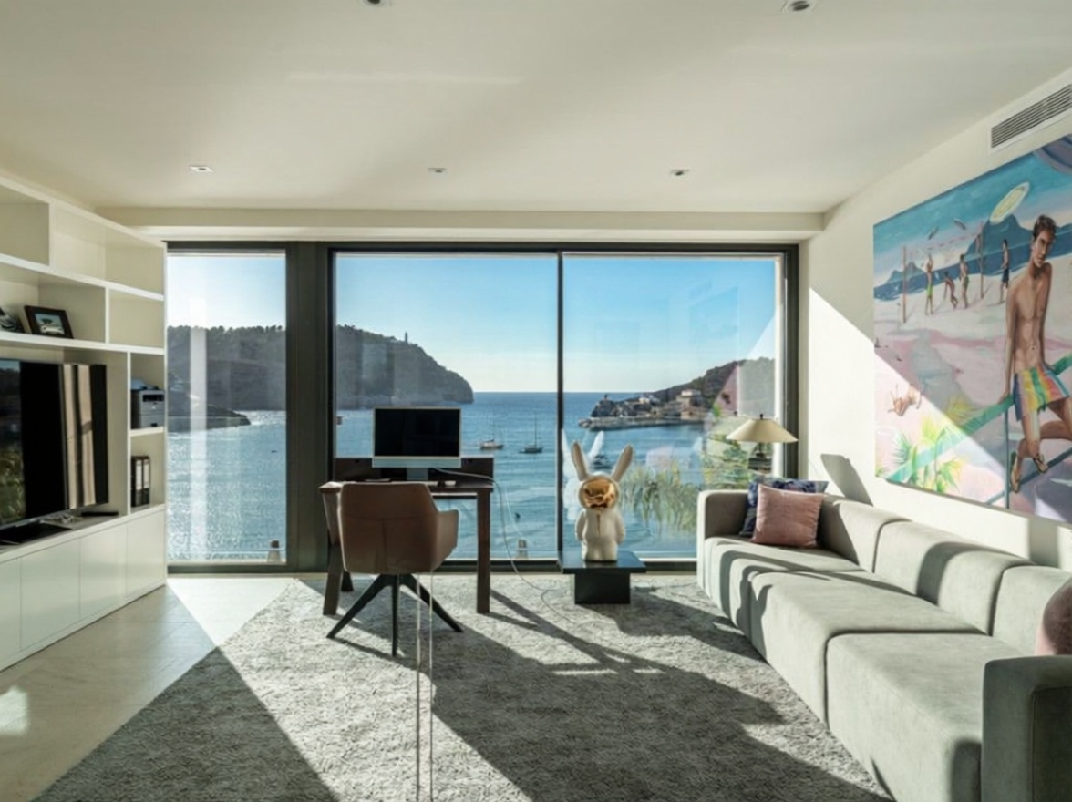 Chalet with direct beach access in Mallorca, Balears (Illes) — Living room