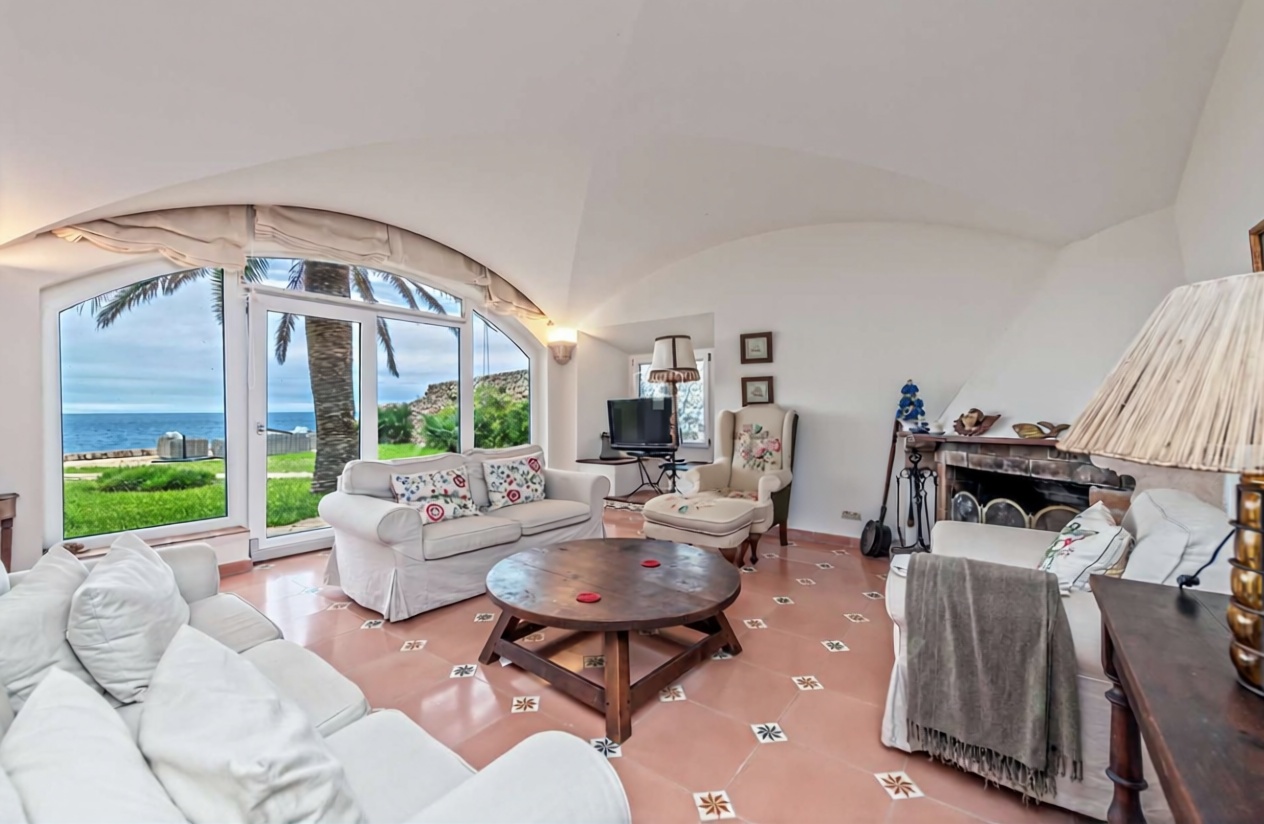Chalet with direct beach access in Mallorca, Balears (Illes) — Living room