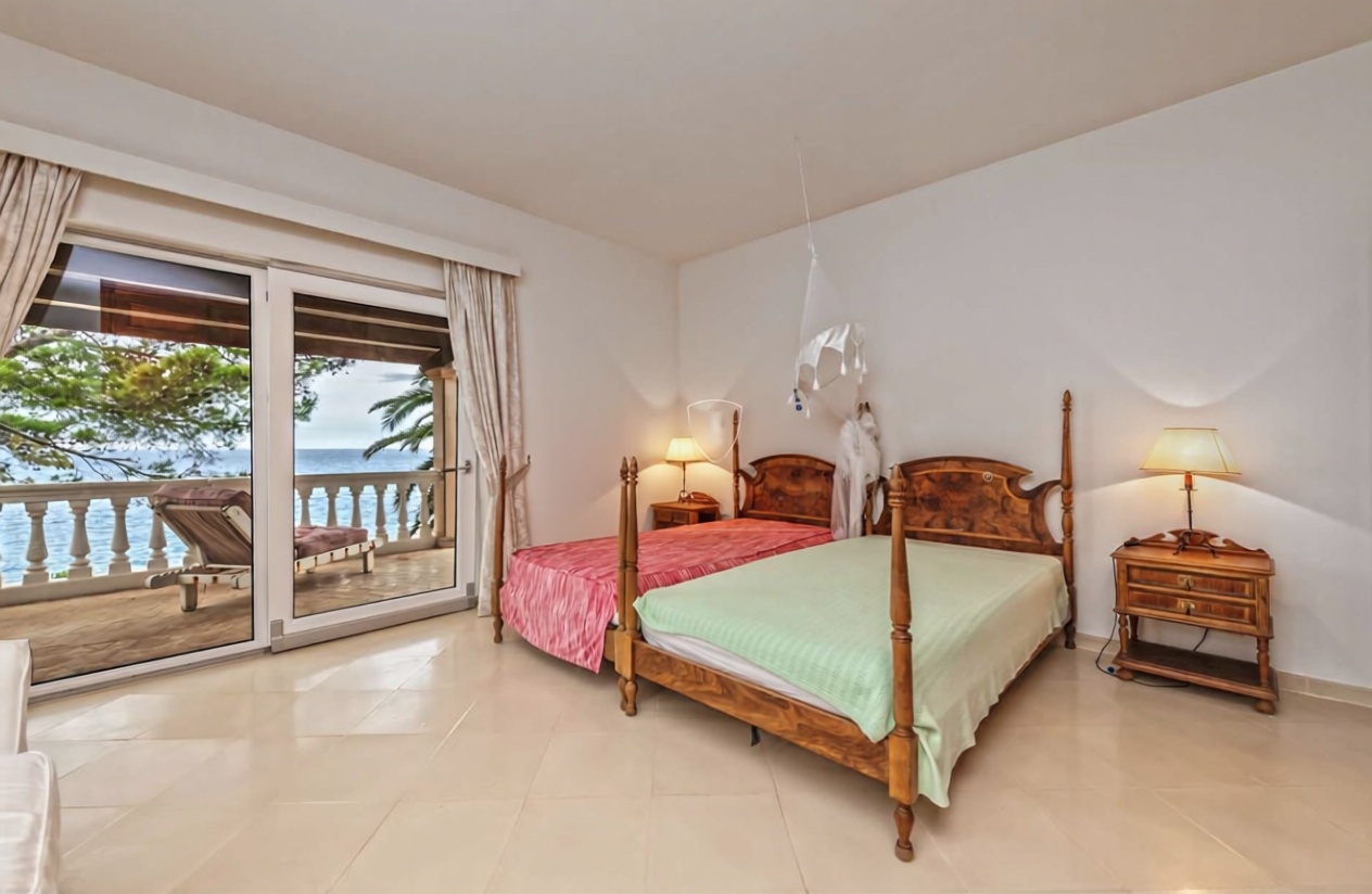 Chalet with direct beach access in Mallorca, Balears (Illes) — Bedroom