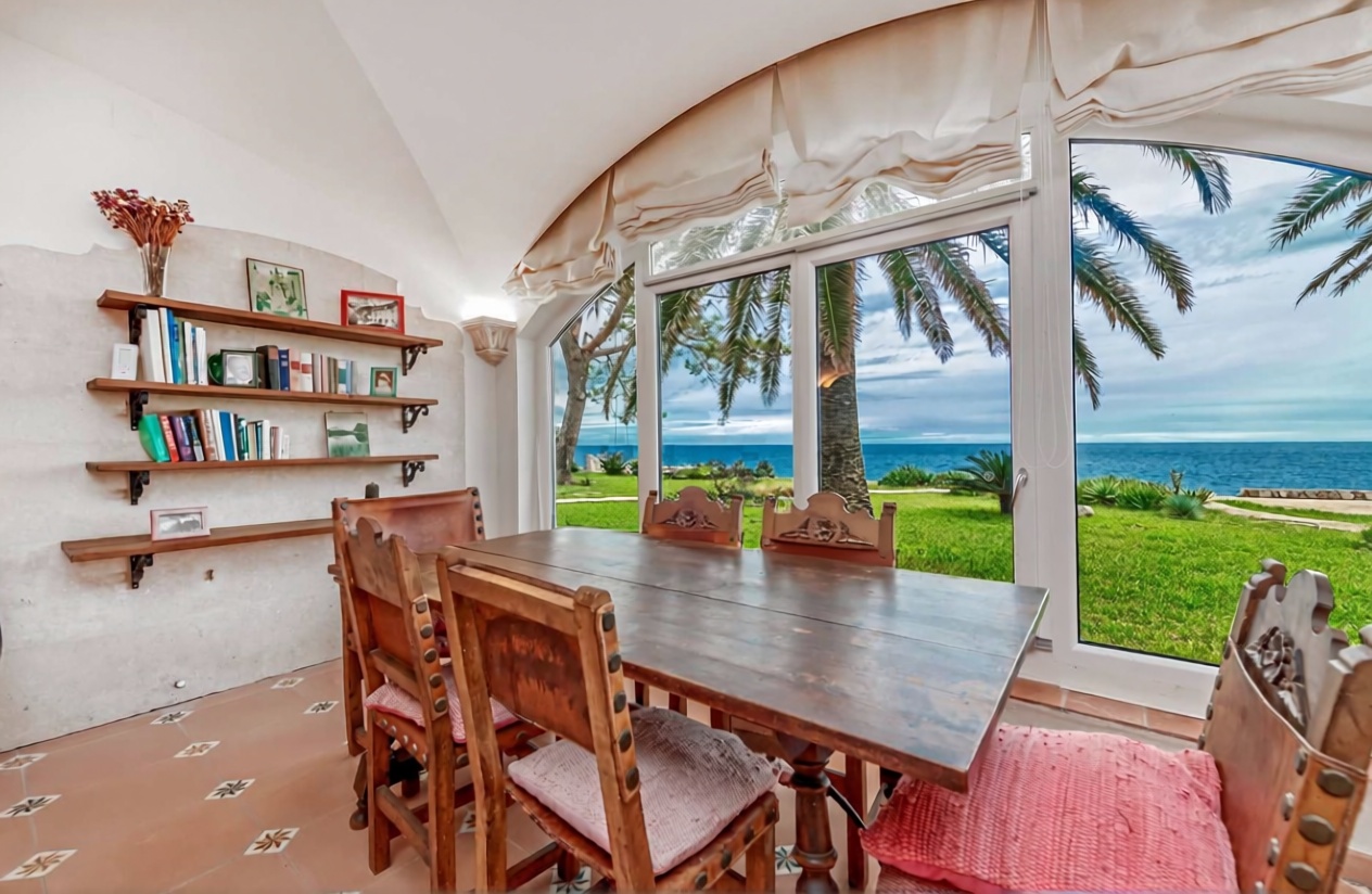Chalet with direct beach access in Mallorca, Balears (Illes) — Dining room