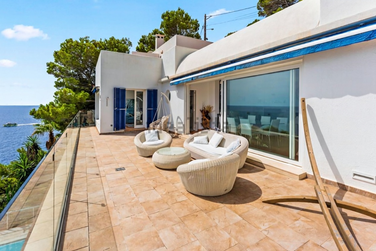 Chalet with direct beach access in Capdepera — Sea terrace