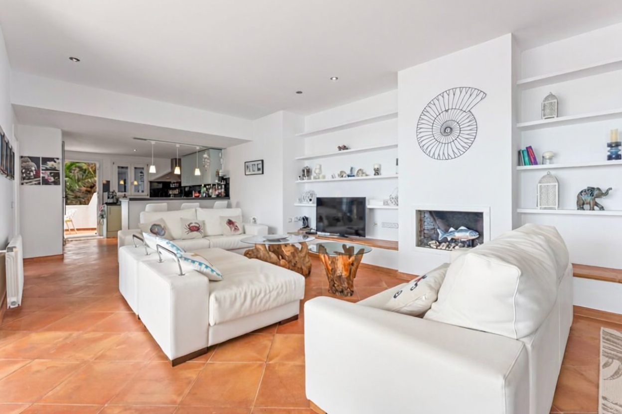 Chalet with direct beach access in Capdepera — Living room