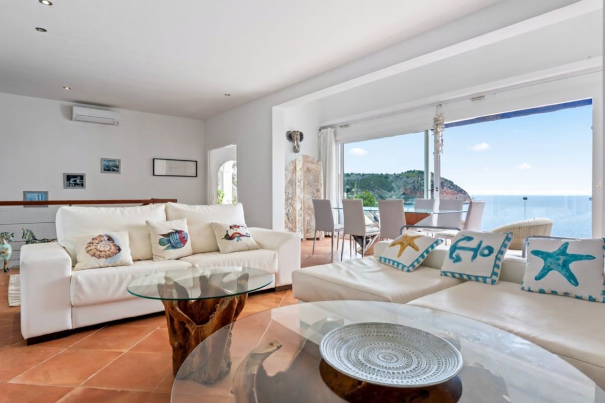 Chalet with direct beach access in Capdepera — Living room