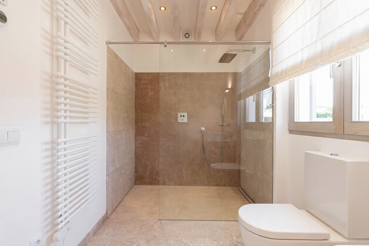 Chalet mit direkter Strandzugang in Alcúdia — Bad
