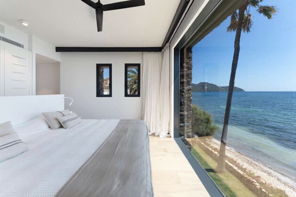 Chalet with direct beach access in Mallorca, Balears (Illes) — Bedroom