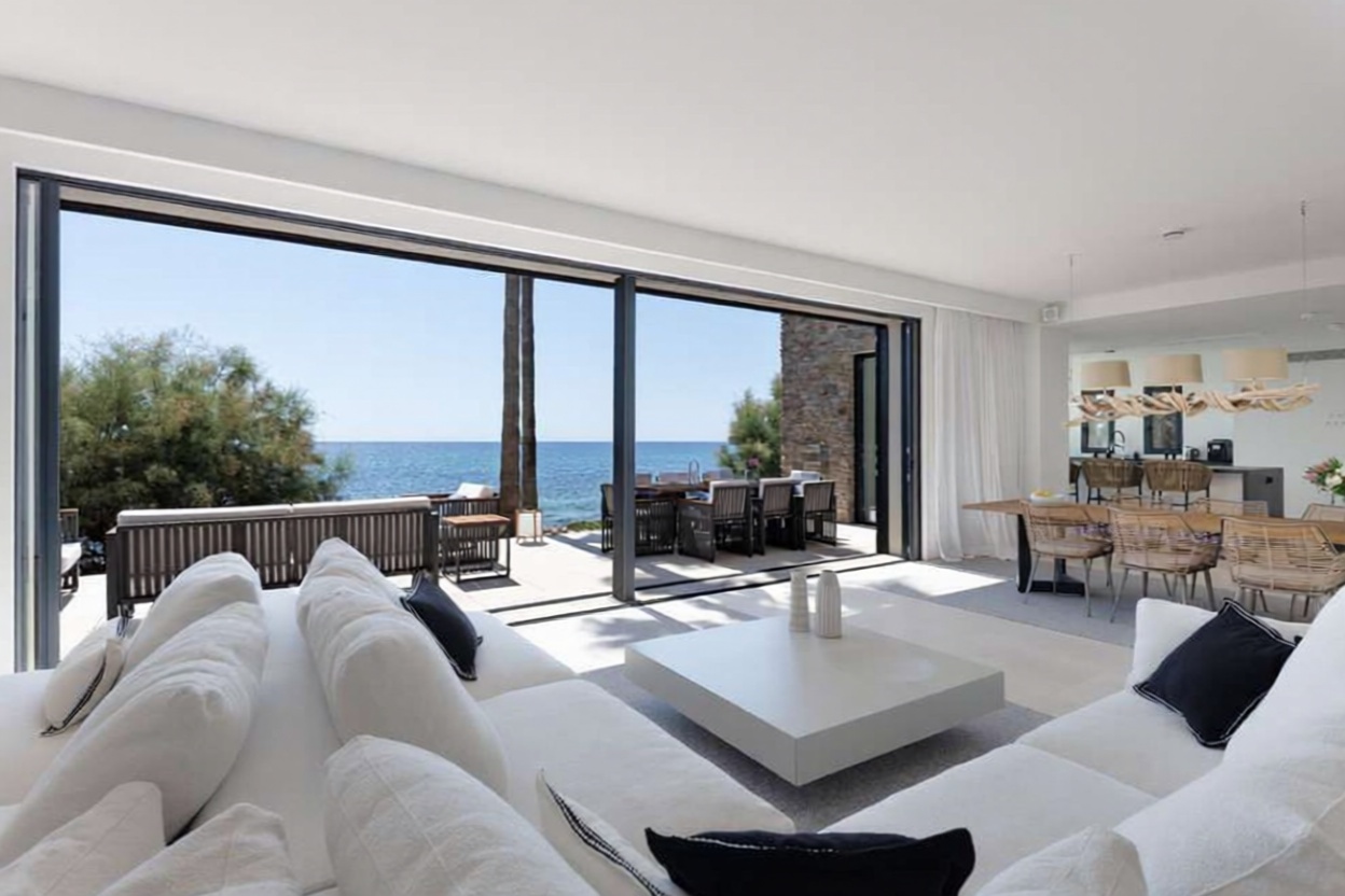Chalet with direct beach access in Mallorca, Balears (Illes) — Living room