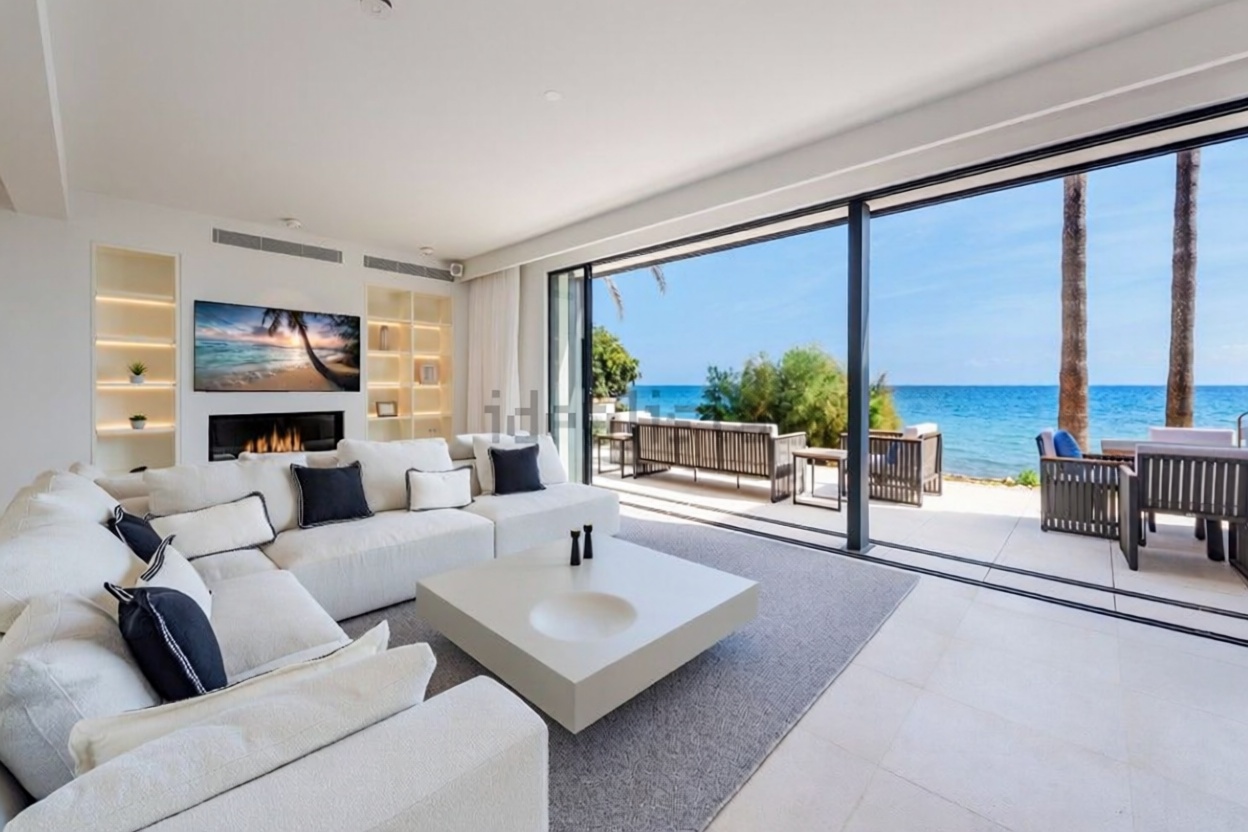 Chalet with direct beach access in Mallorca, Balears (Illes) — Living room