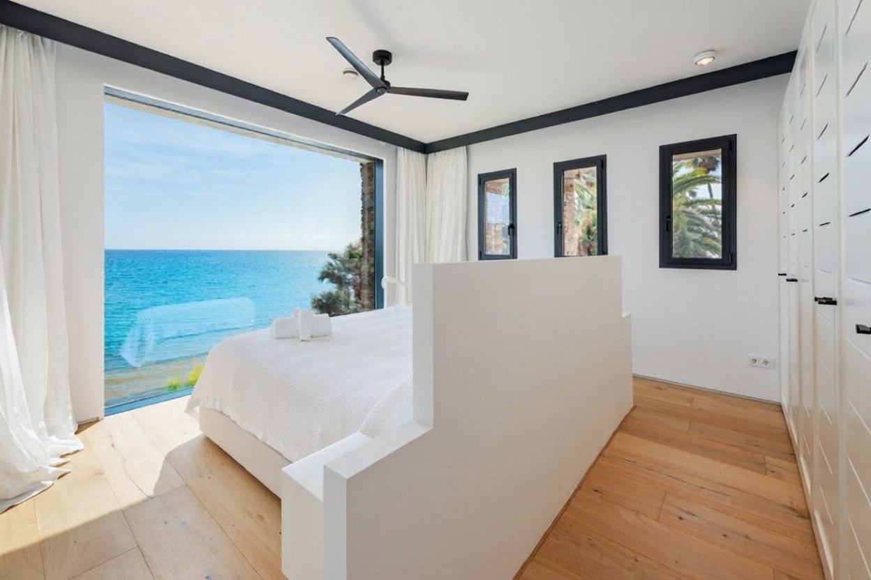 Chalet with direct beach access in Mallorca, Balears (Illes) — Bedroom
