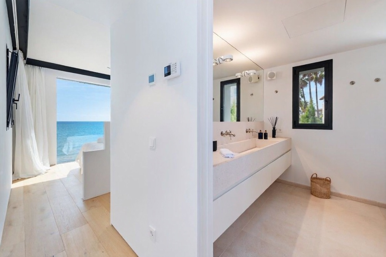 Chalet with direct beach access in Mallorca, Balears (Illes) — Bathroom