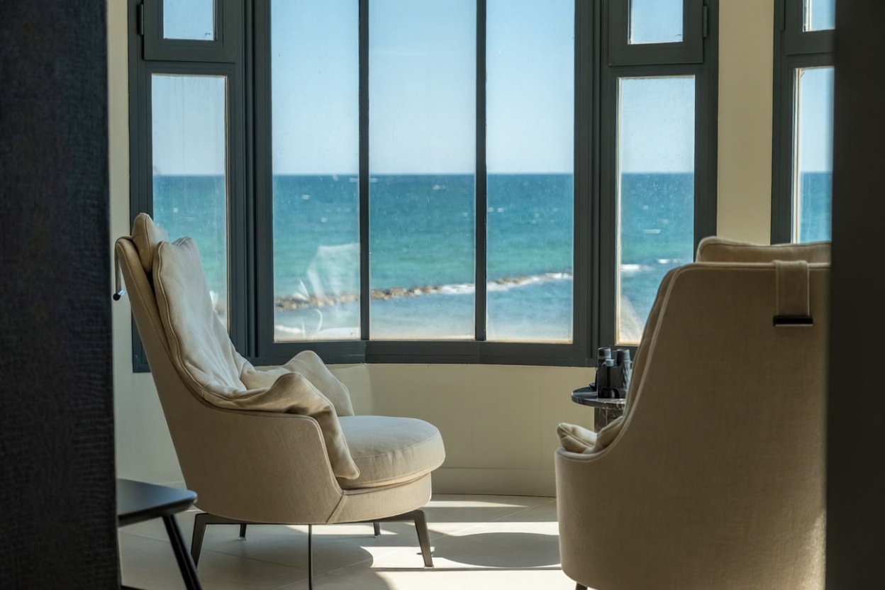 Beachfront flat in Palma de Mallorca — Living room