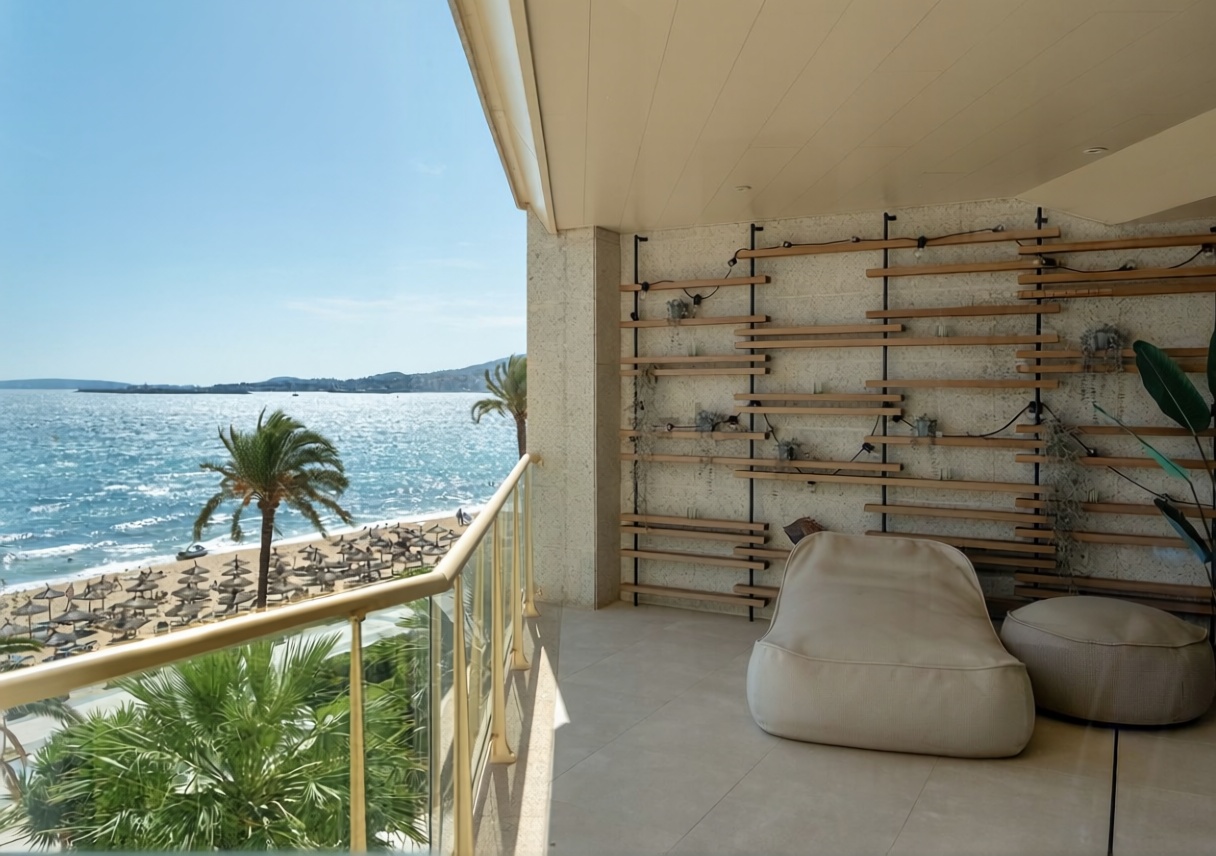 Beachfront flat in Palma de Mallorca — Sea terrace