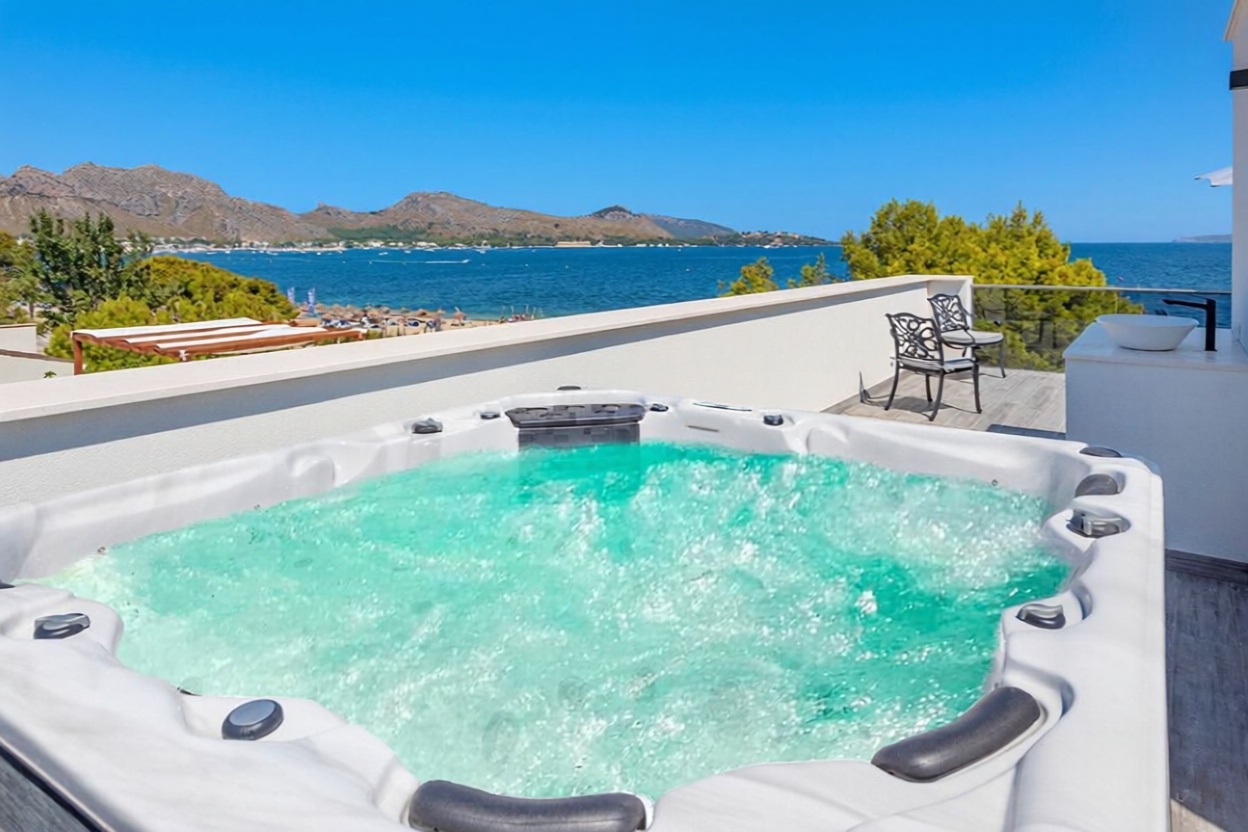 Chalet with direct beach access in Pollença — Sea terrace
