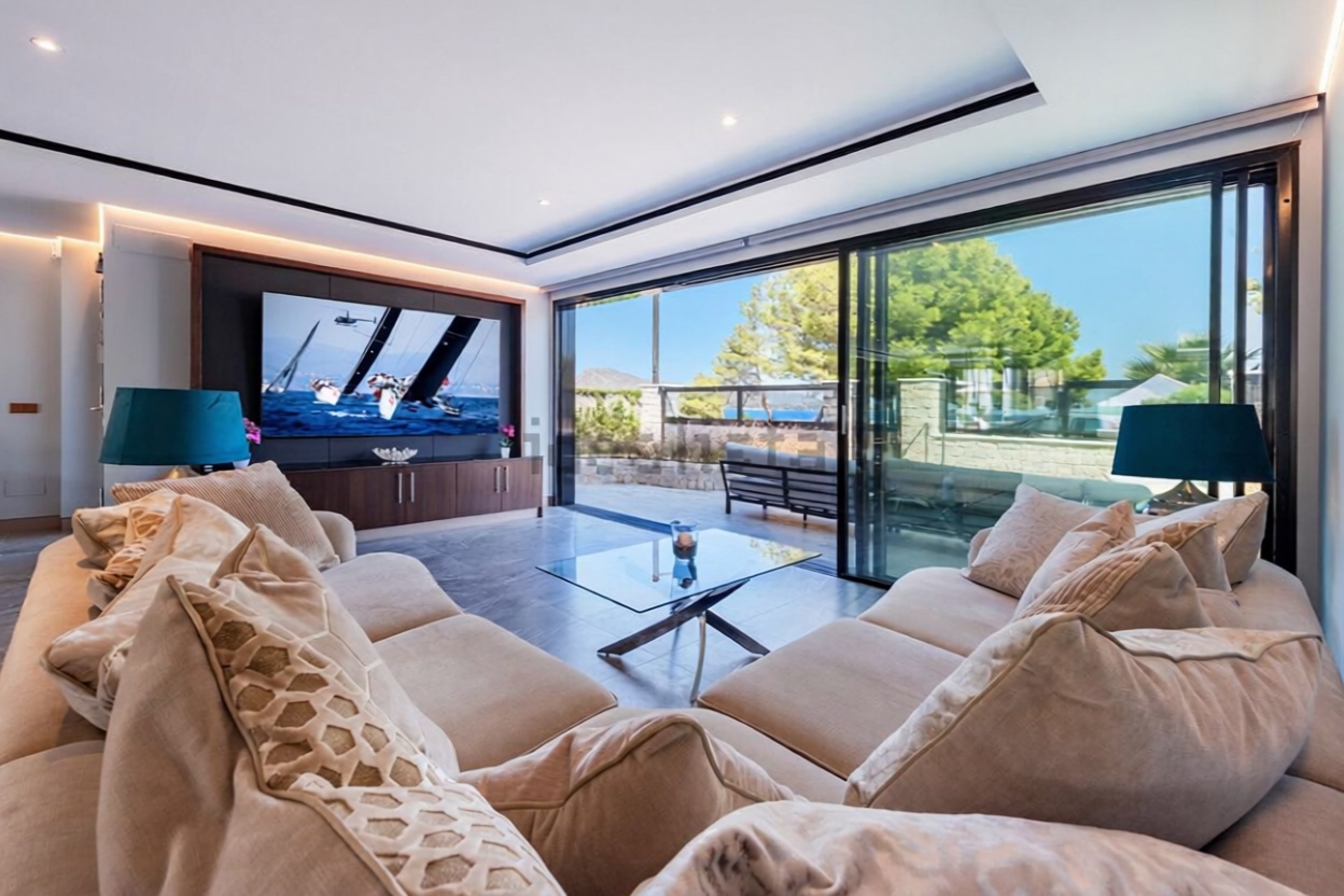 Chalet with direct beach access in Pollença — Living room