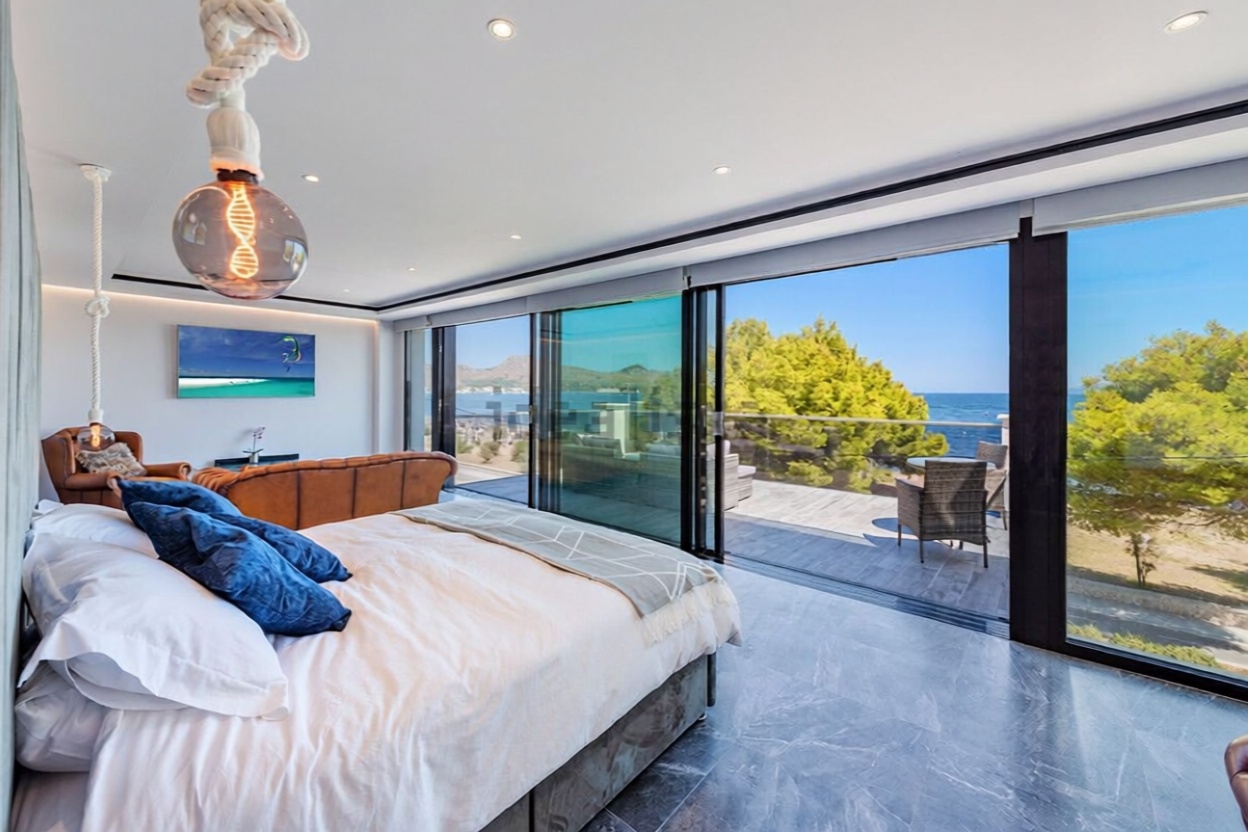 Chalet with direct beach access in Pollença — Bedroom