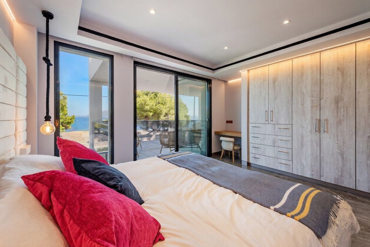 Chalet with direct beach access in Pollença — Bedroom