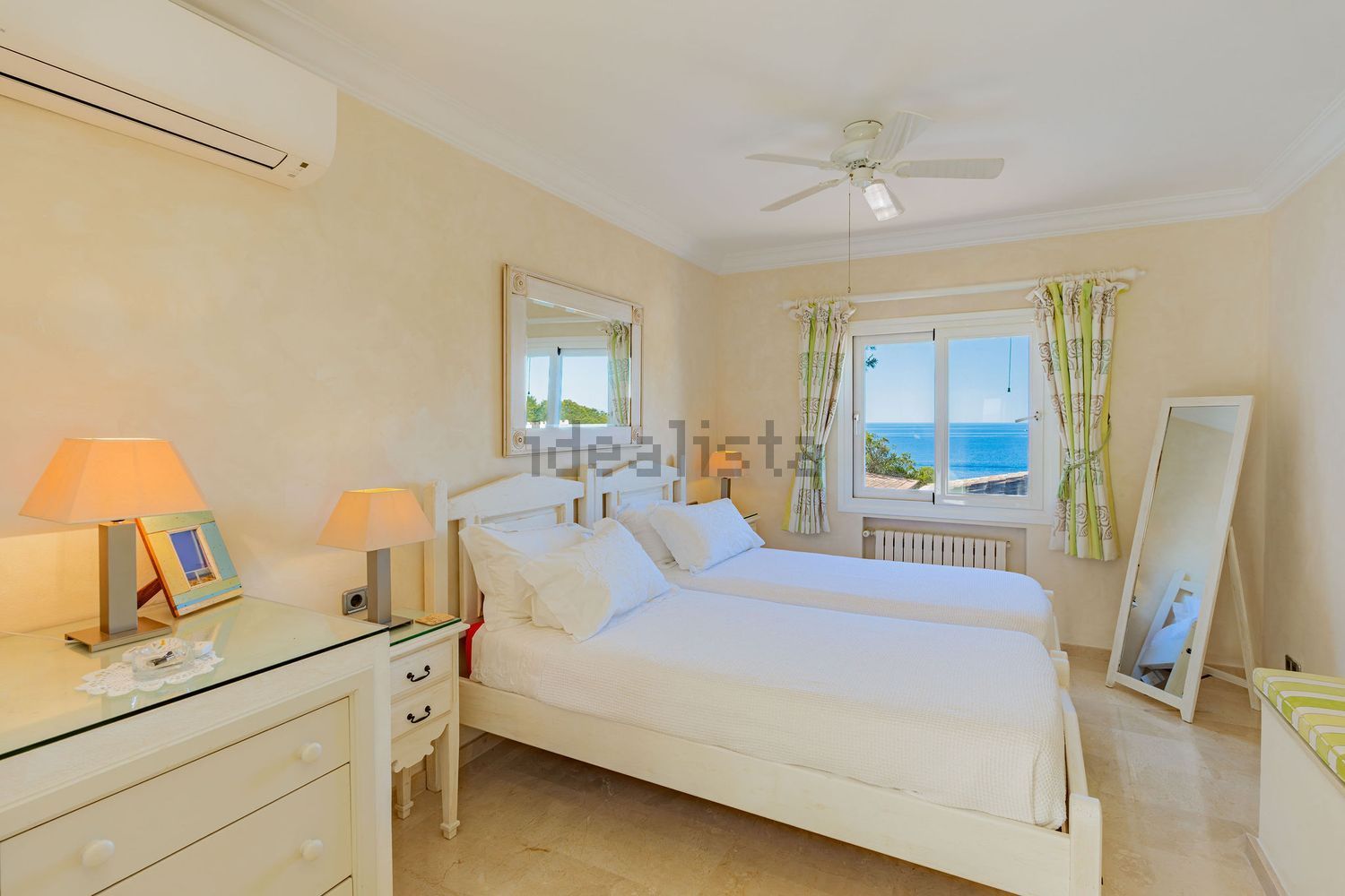 Chalet with direct beach access in Santanyí — Bedroom