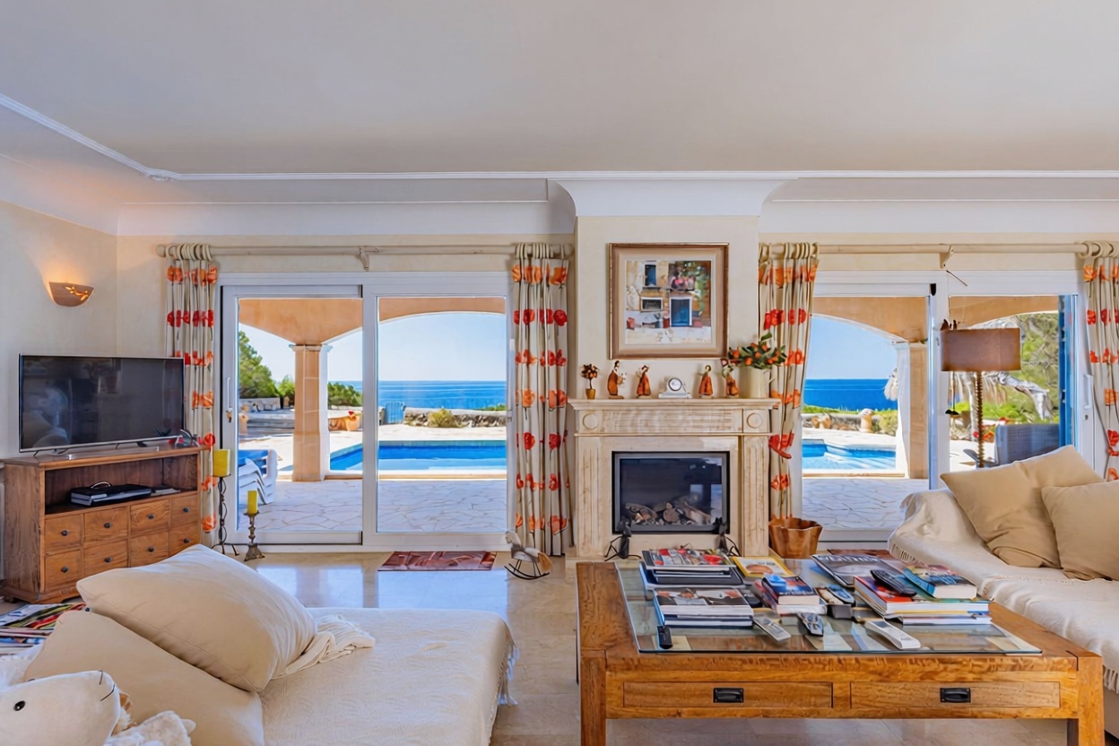 Chalet with direct beach access in Santanyí — Living room