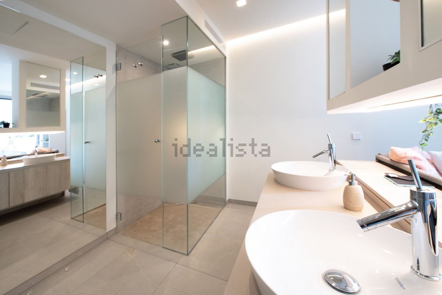 Chalet with direct beach access in Manacor — Bathroom