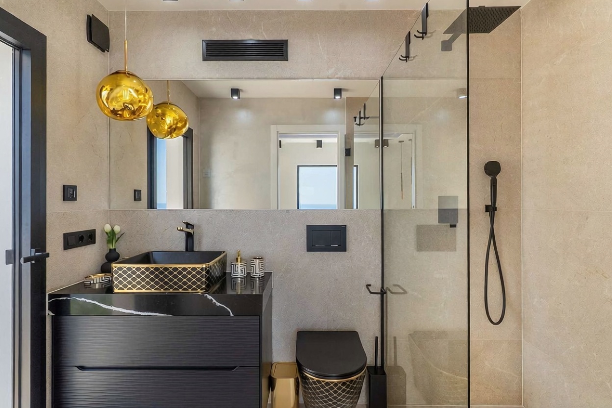 Chalet with direct beach access in Capdepera — Bathroom