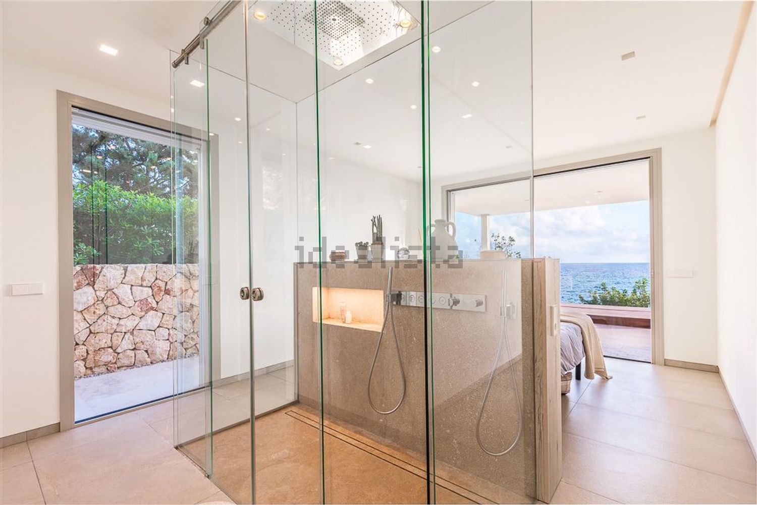 Chalet with direct beach access in Manacor — Bathroom