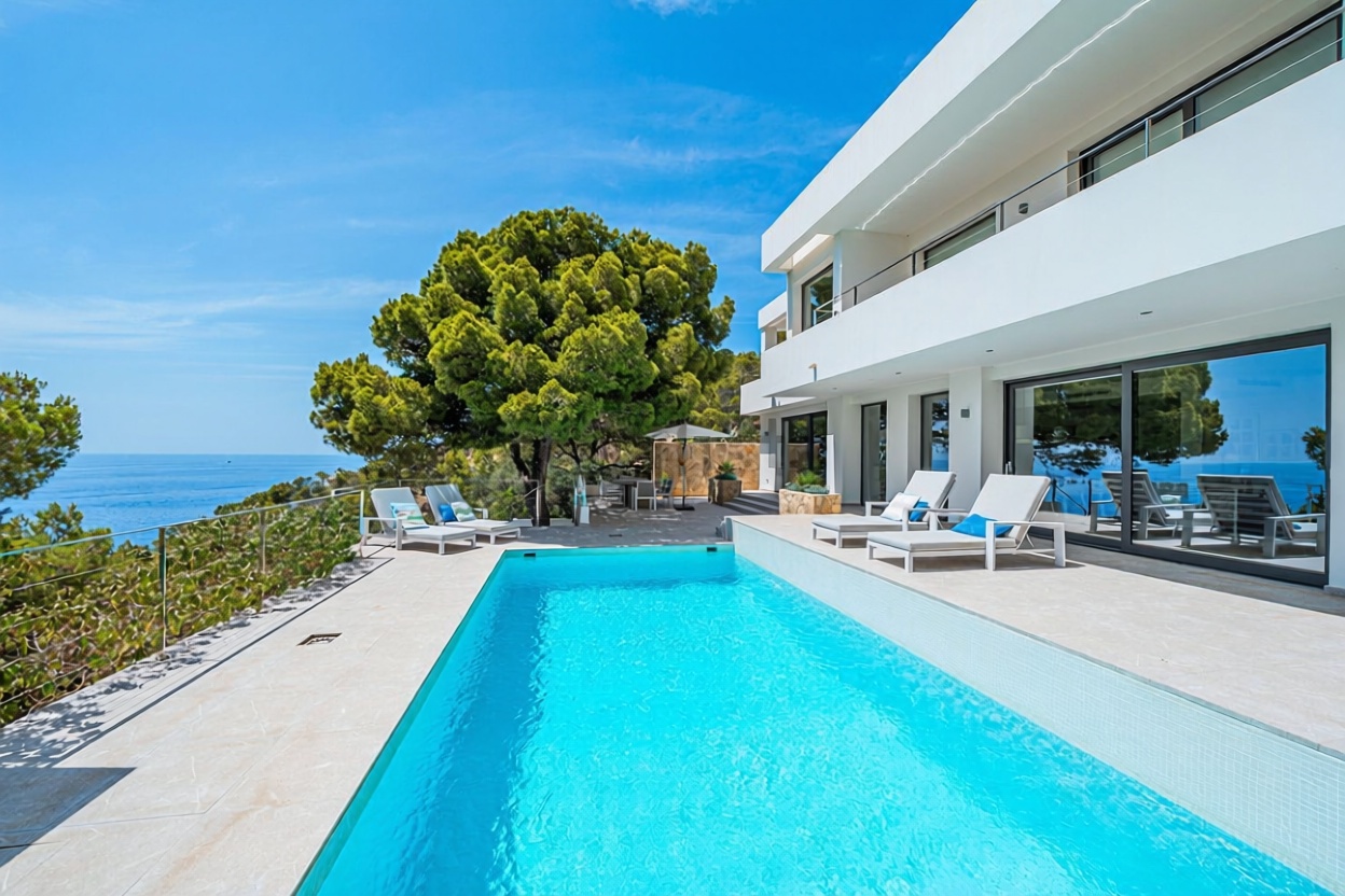 Chalet with direct beach access in Andratx