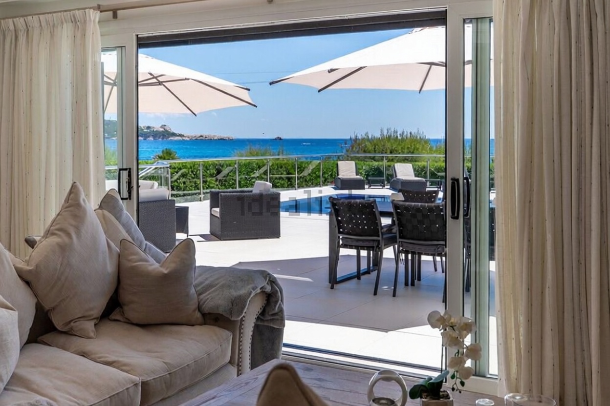 Chalet with direct beach access in Capdepera — Living room