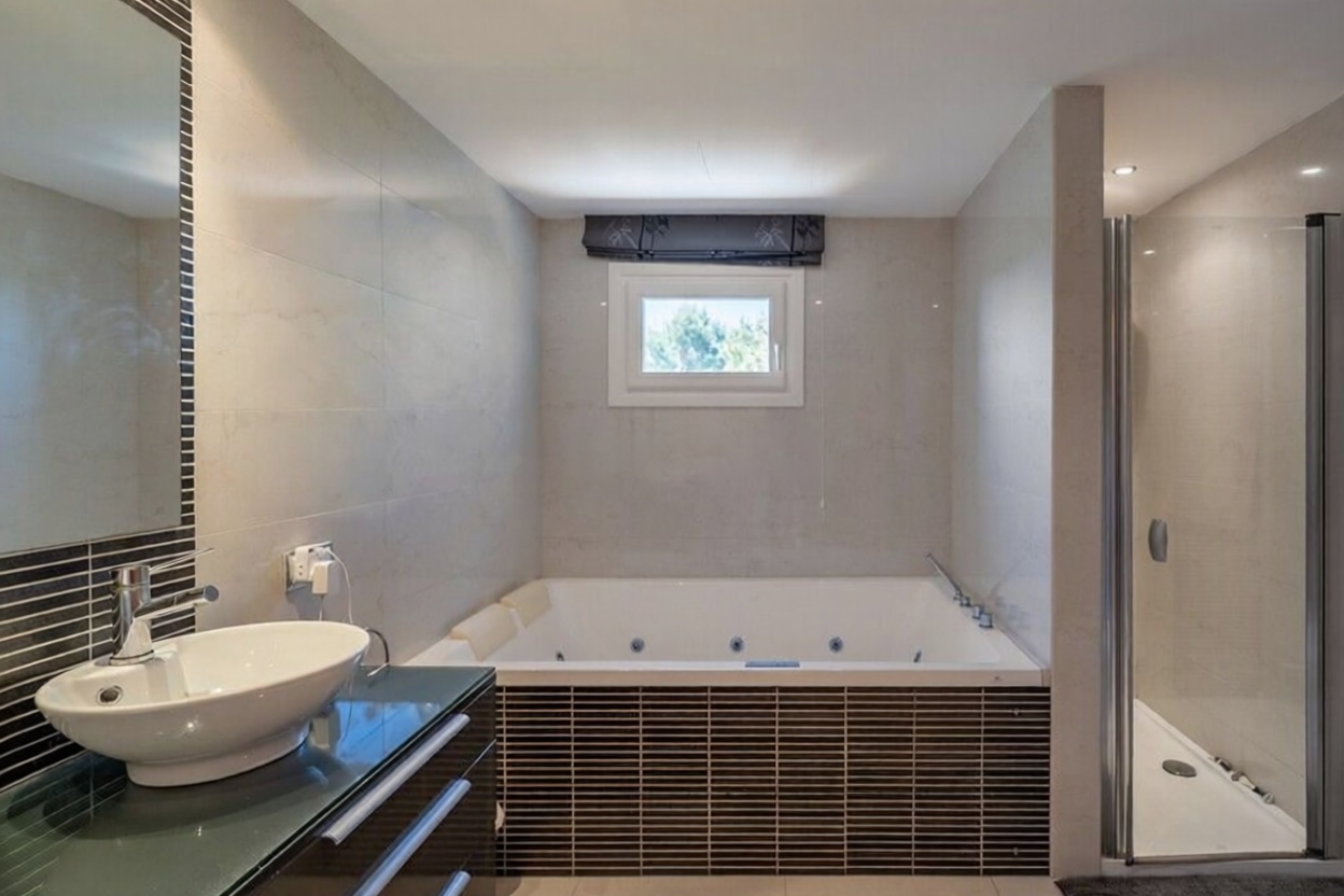 Chalet with direct beach access in Capdepera — Bathroom