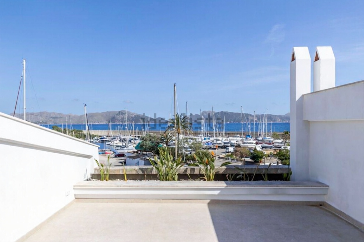 Chalet with direct beach access in Alcúdia — Sea terrace