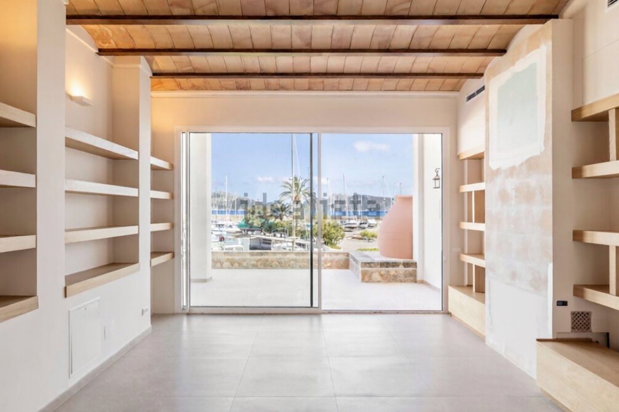Chalet with direct beach access in Alcúdia — Living room