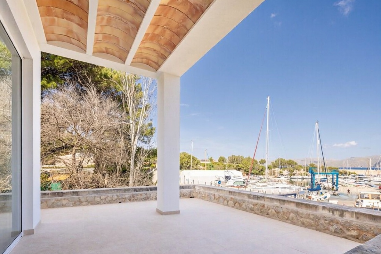 Chalet with direct beach access in Alcúdia — Sea terrace