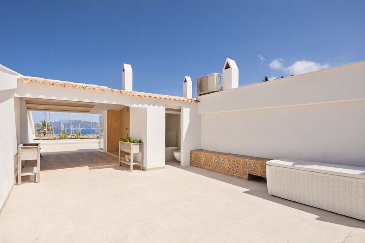 Chalet with direct beach access in Alcúdia — Sea terrace