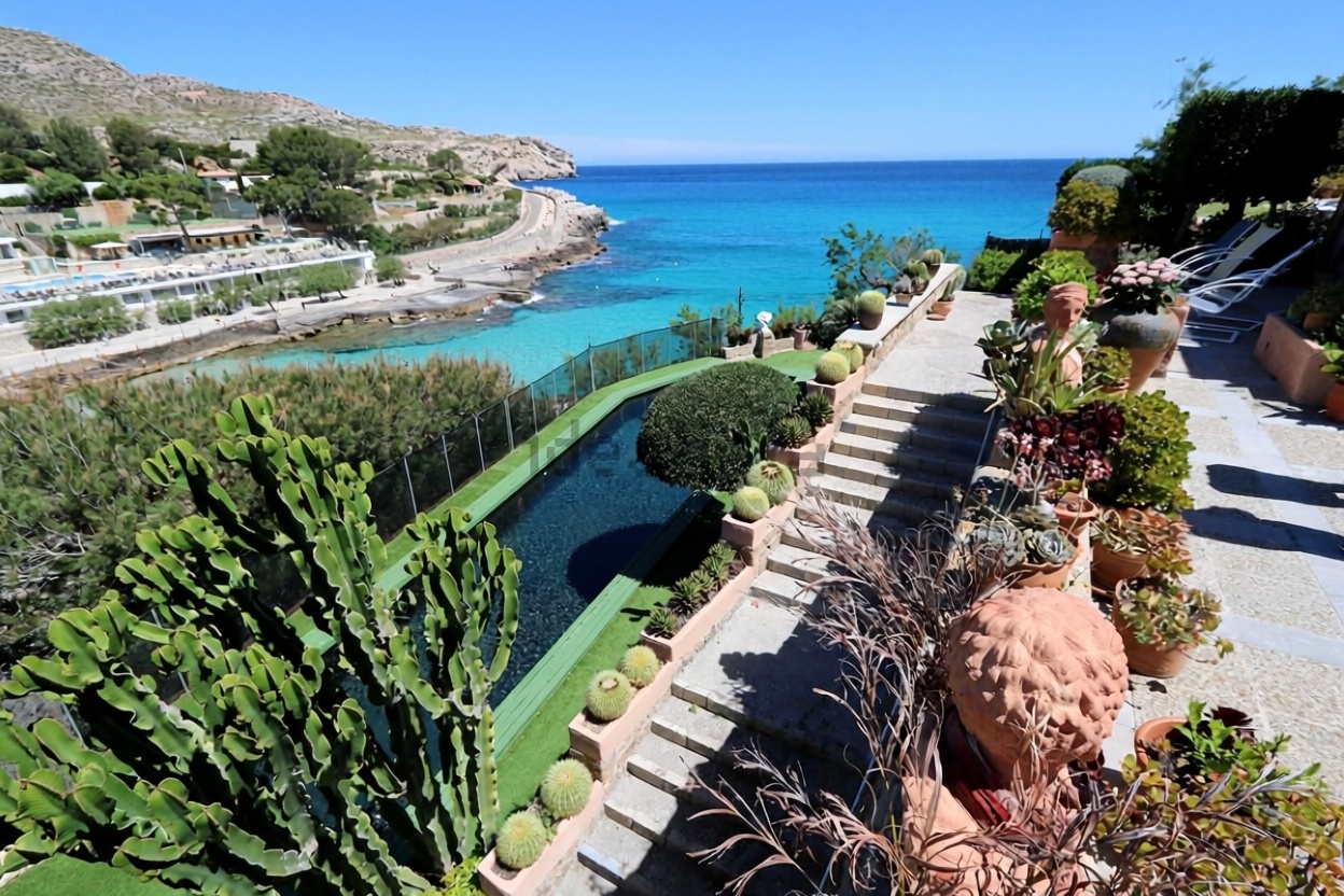 Chalet with direct beach access in Pollença