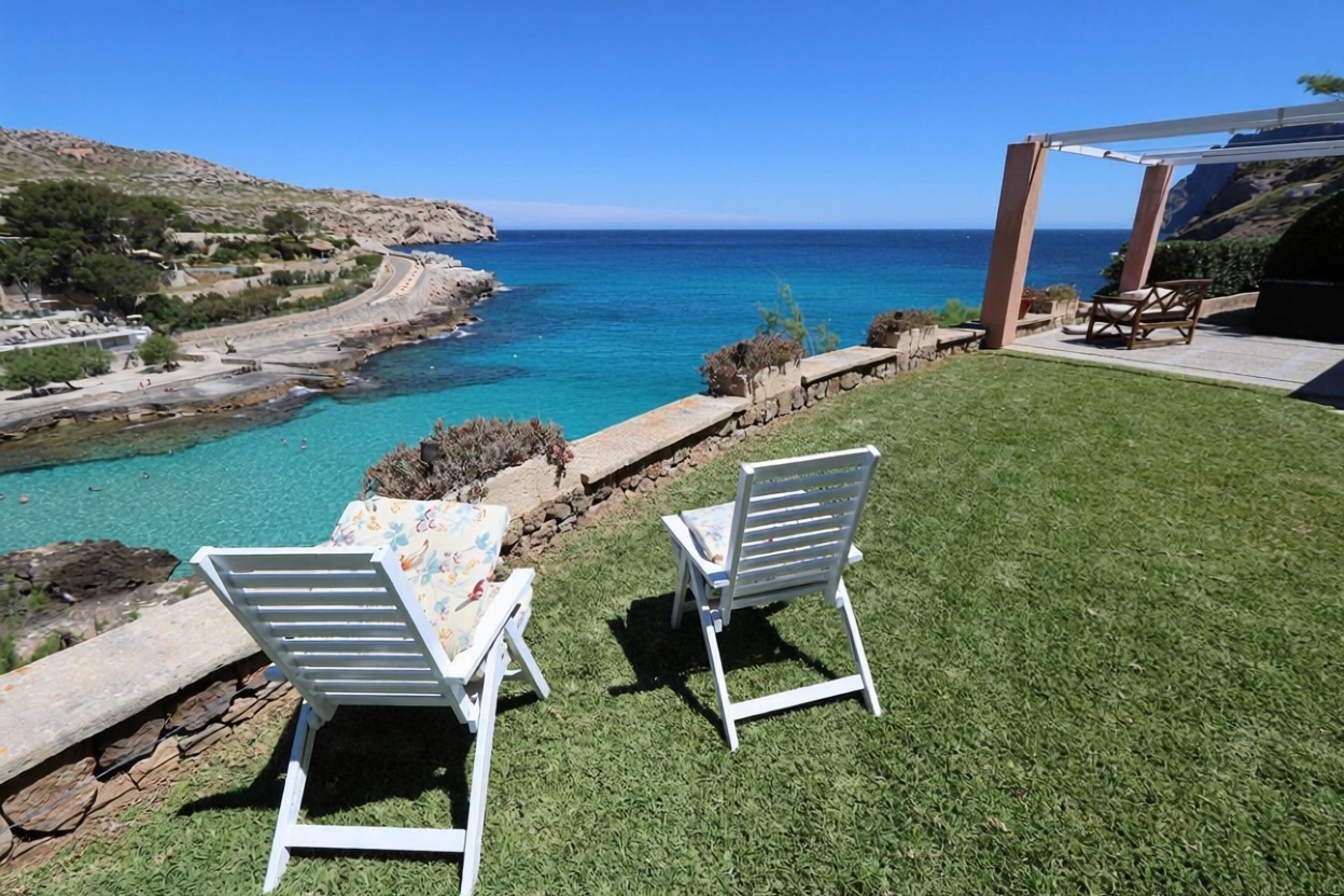 Chalet with direct beach access in Pollença — Sea terrace