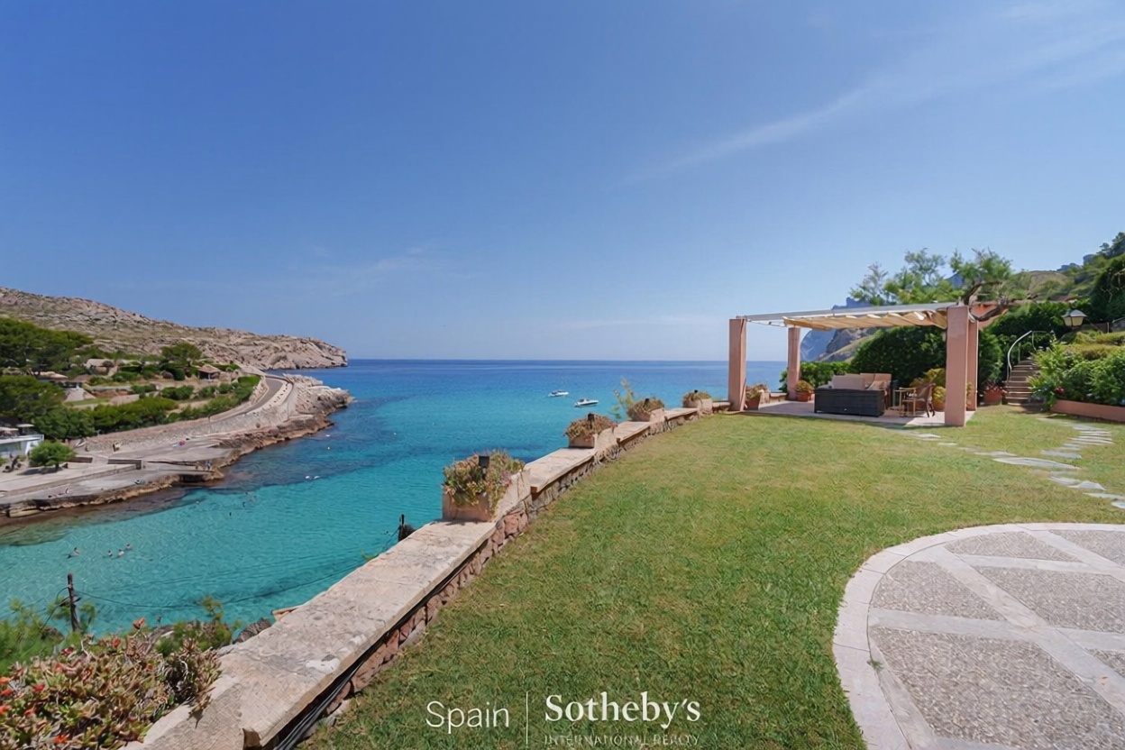 Chalet with direct beach access in Pollença