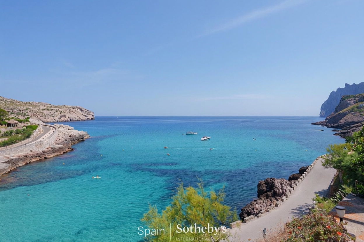 Chalet with direct beach access in Pollença — Sea view
