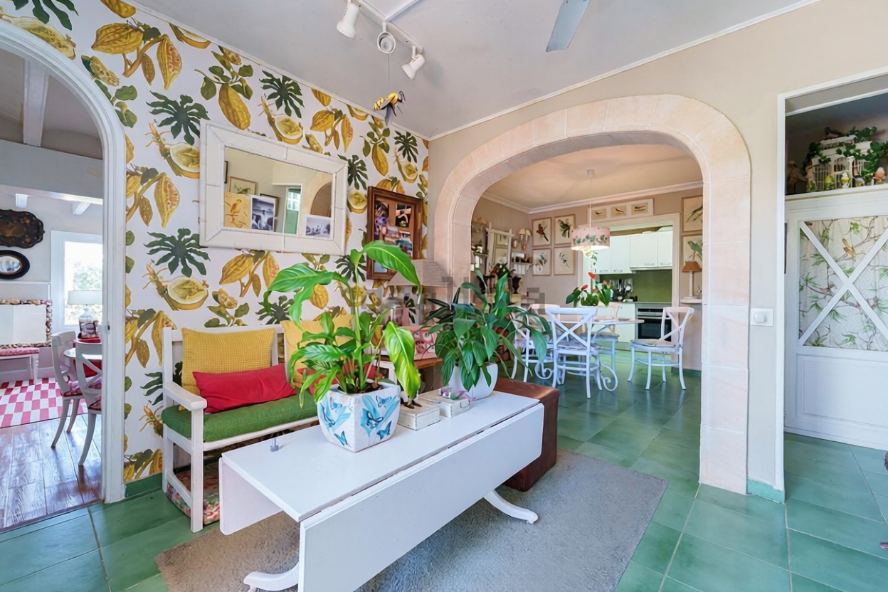 Chalet with direct beach access in Pollença — Dining room