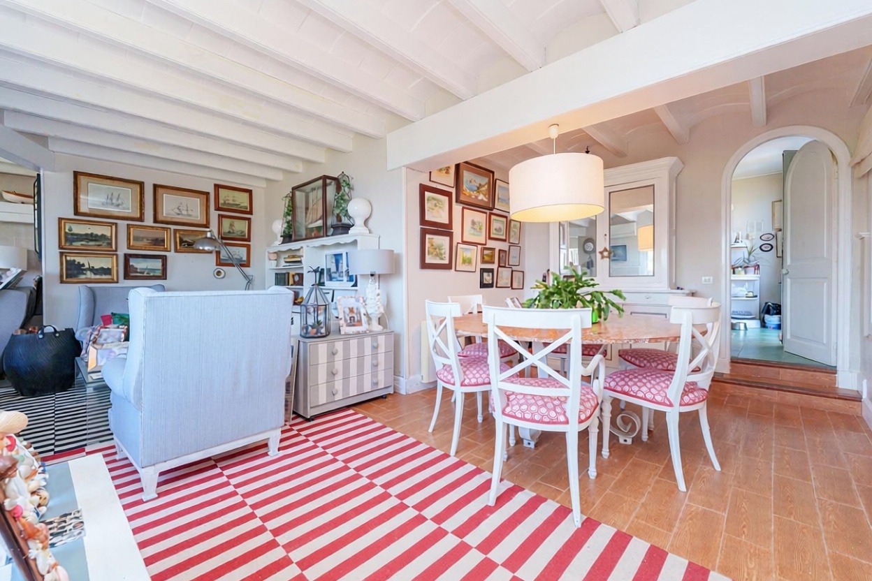 Chalet with direct beach access in Pollença — Dining room