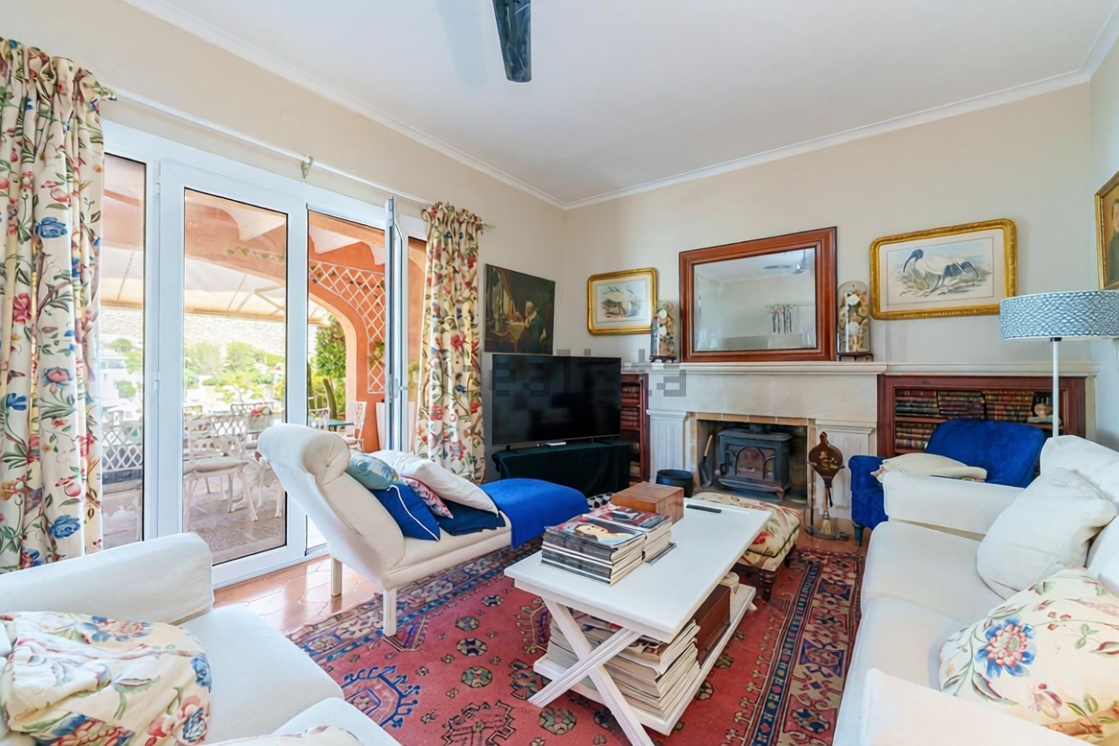 Chalet with direct beach access in Pollença — Living room