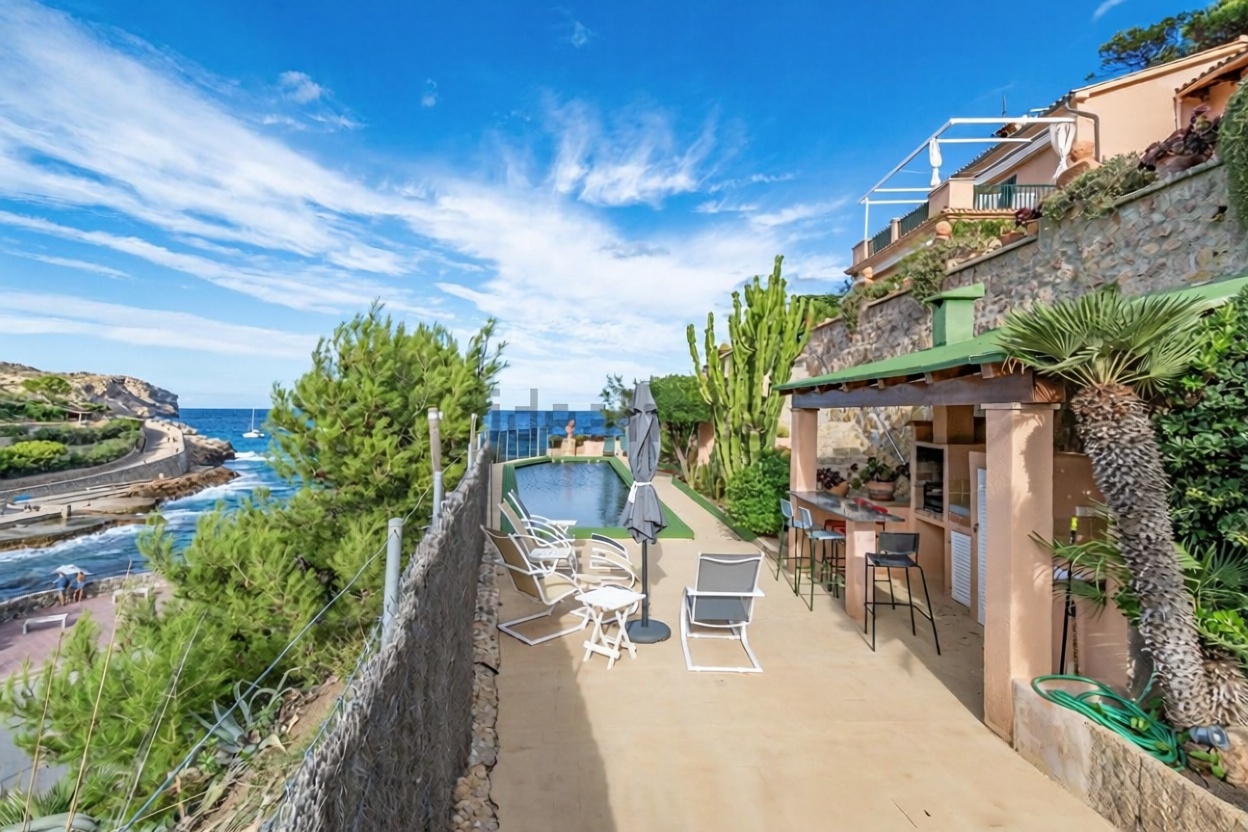 Chalet with direct beach access in Pollença — Sea terrace