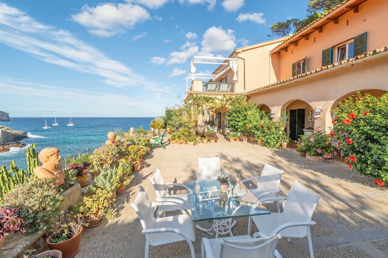 Chalet with direct beach access in Pollença