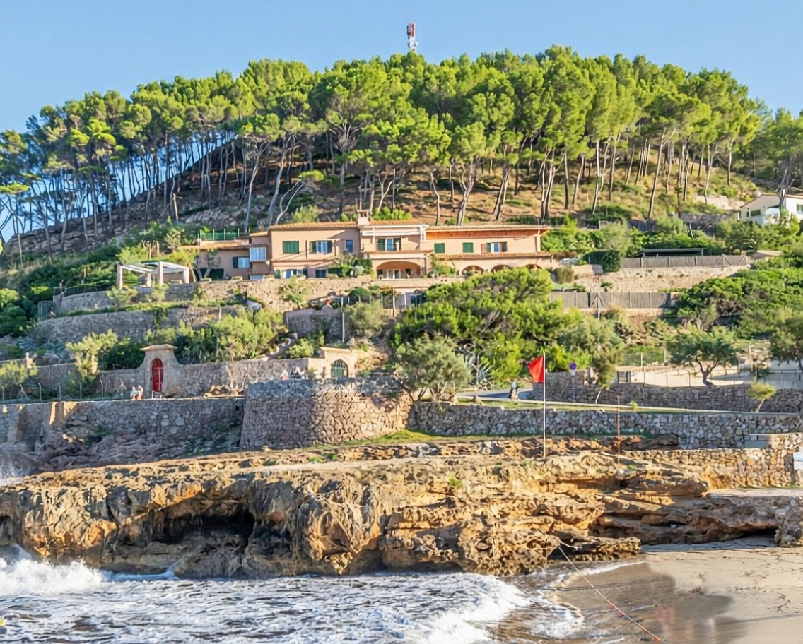 Chalet with direct beach access in Pollença — Bedroom