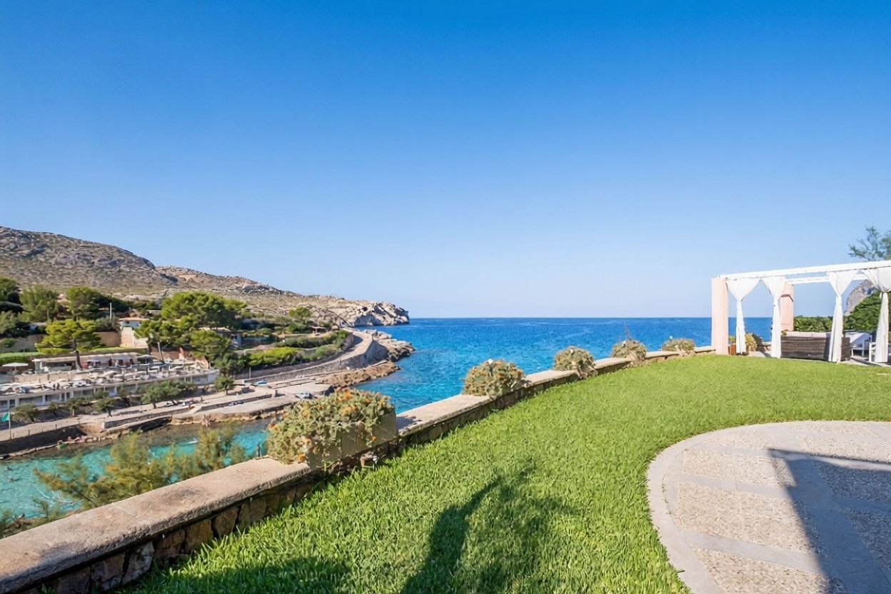 Chalet with direct beach access in Pollença