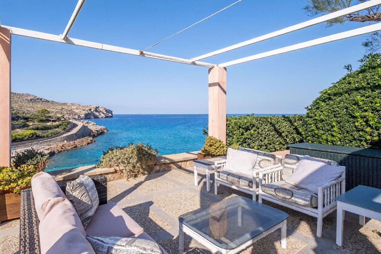 Chalet with direct beach access in Pollença — Sea terrace