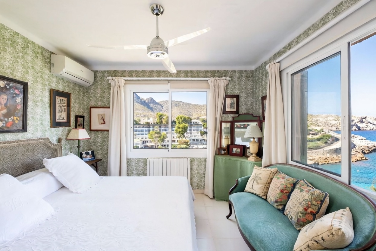 Chalet with direct beach access in Pollença — Bedroom