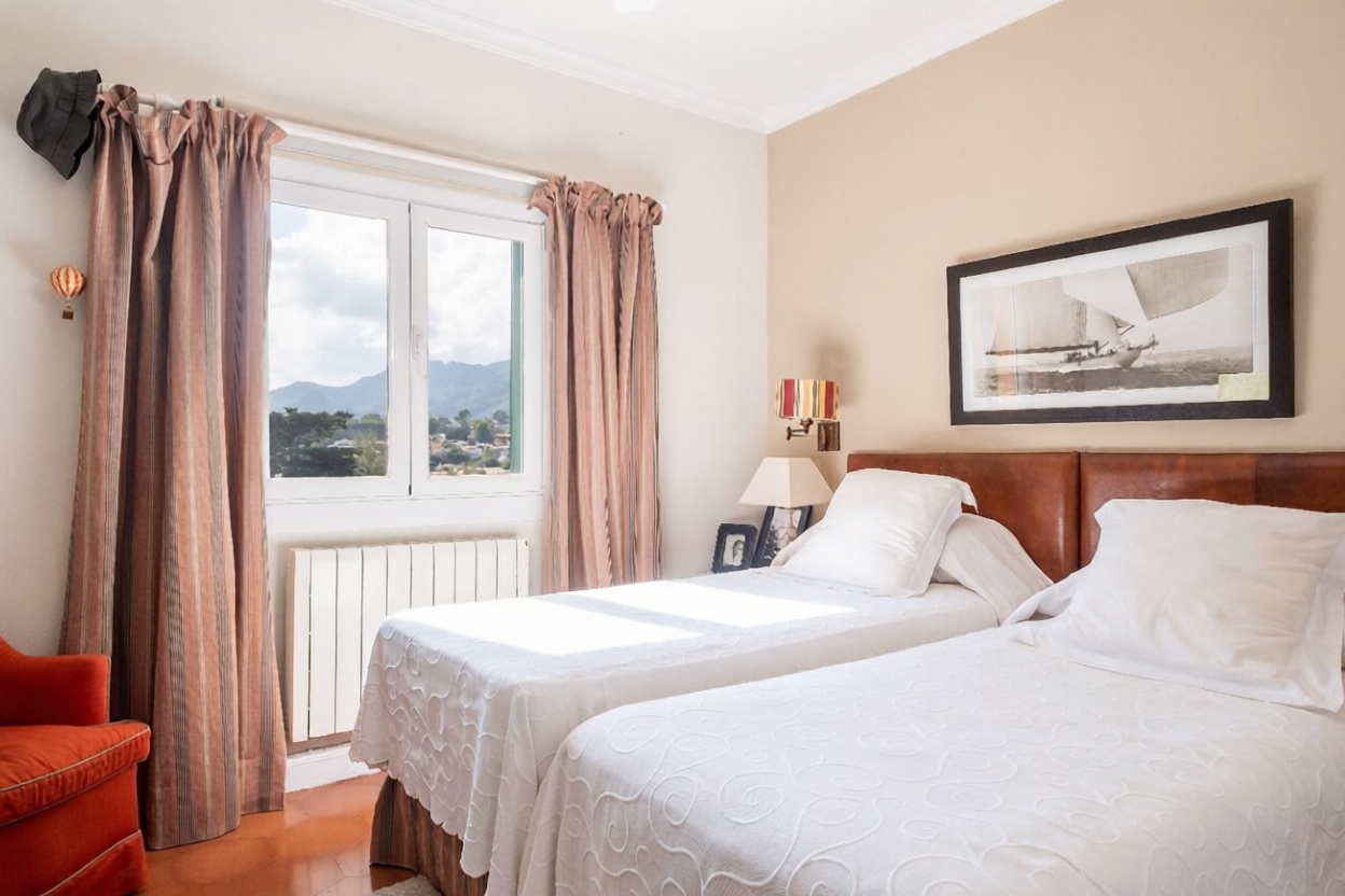 Chalet with direct beach access in Pollença — Bedroom