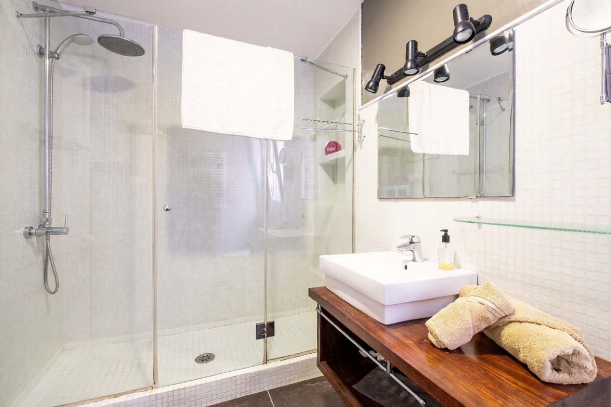 Chalet with direct beach access in Pollença — Bathroom