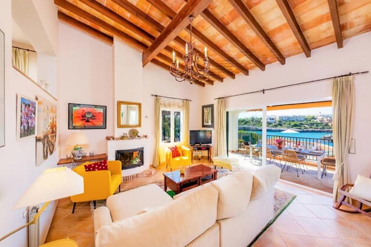 Chalet with direct beach access in Manacor — Living room